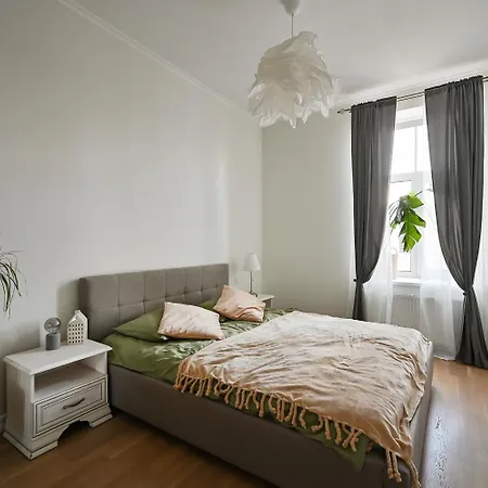 Spacious , 2 Bedrooms, Old Town Walk *