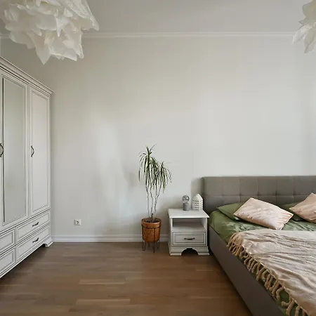 Spacious , 2 Bedrooms, Old Town Walk