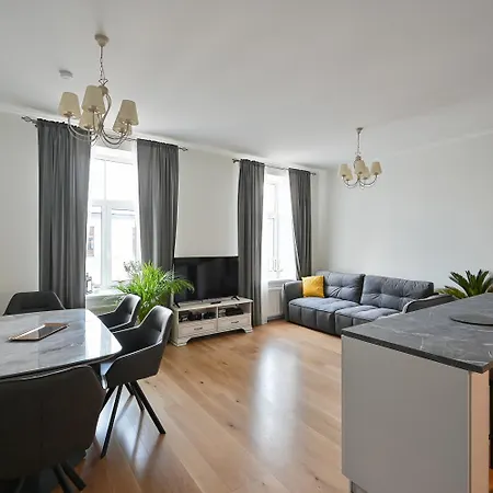 Spacious , 2 Bedrooms, Old Town Walk * Riga