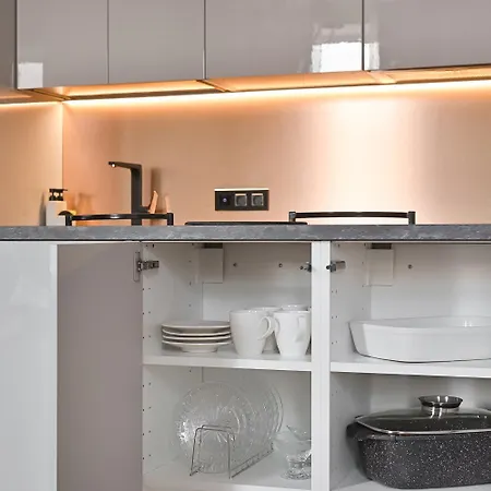 Spacious , 2 Bedrooms, Old Town Walk