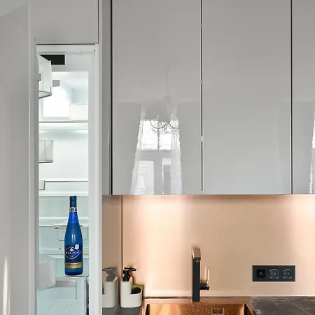 Spacious , 2 Bedrooms, Old Town Walk Appartement *