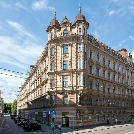 Spacious , 2 Bedrooms, Old Town Walk *