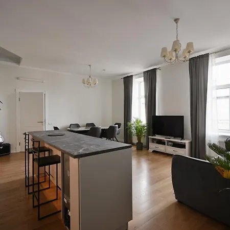 Spacious , 2 Bedrooms, Old Town Walk *