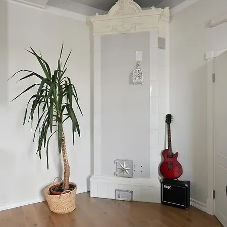 Spacious , 2 Bedrooms, Old Town Walk