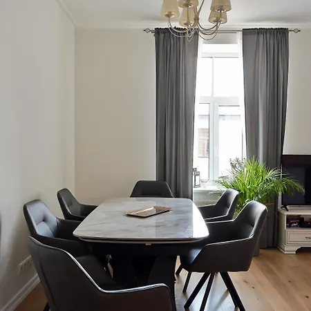 Spacious , 2 Bedrooms, Old Town Walk *